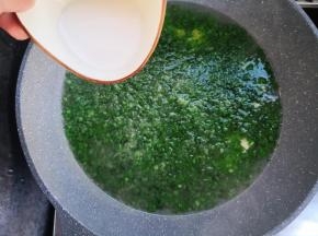 倒入水淀粉，调到自己想要的浓稠度即可。