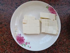 嫩豆腐切小块备用。