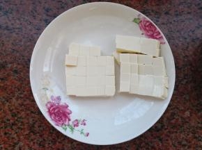 嫩豆腐切小块备用。