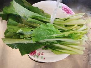 小白菜洗净。