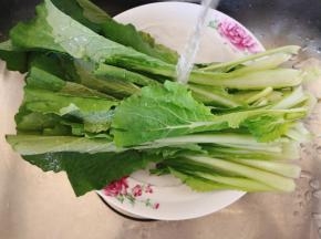 小白菜洗净。