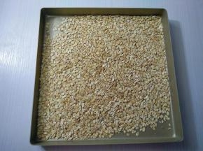 生燕麦放在烤箱里上下火170度烘烤15分钟，中途拿出来搅一次，让它受热均匀。