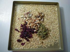 取出将坚果和燕麦混合均匀。