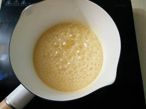 锅内放入蜂蜜，小火加热，待蜂蜜冒泡一分钟后关火。