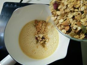 倒入燕麦混合物。