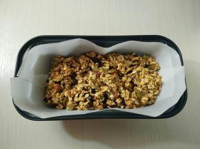 倒入铺好油纸的模具里。