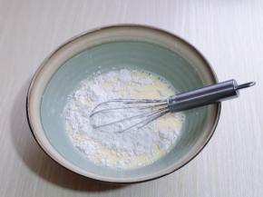 加入低筋面粉。(面粉过不过细筛无所谓，继续看下面)