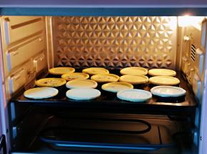 将烤盘入烤箱中层。