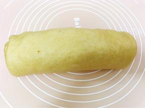 从右边卷起来，一定要卷的紧实