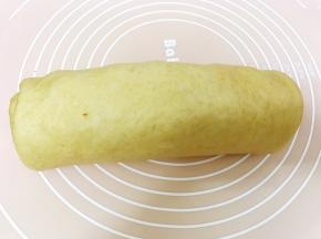 从右边卷起来，一定要卷的紧实