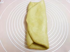 两边往中间折起来