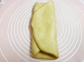 两边往中间折起来