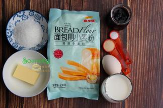 面包食材（450克的土司盒）：金龙鱼面包用小麦粉270克、牛奶150克、鸡蛋20克、黄油25克、白砂糖10克、盐5克、干酵母3克、蓝莓果酱250克。