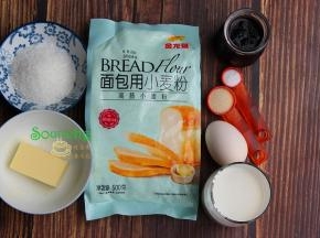 面包食材（450克的土司盒）：金龙鱼面包用小麦粉270克、牛奶150克、鸡蛋20克、黄油25克、白砂糖10克、盐5克、干酵母3克、蓝莓果酱250克。