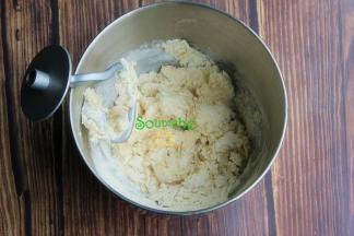 高筋面粉、牛奶、鸡蛋、白砂糖、盐、酵母倒入厨师机，让面粉揉到起筋，加入室温软化的黄油，继续揉至一直揉到完全阶段。