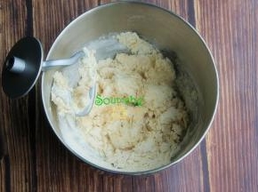 高筋面粉、牛奶、鸡蛋、白砂糖、盐、酵母倒入厨师机，让面粉揉到起筋，加入室温软化的黄油，继续揉至一直揉到完全阶段。