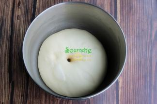 用手把面团揉至光滑，放回厨师机的桶里，盖上一块湿布，在室温下发至发酵到2倍大，