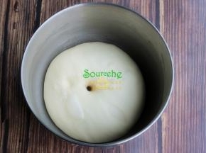 用手把面团揉至光滑，放回厨师机的桶里，盖上一块湿布，在室温下发至发酵到2倍大，