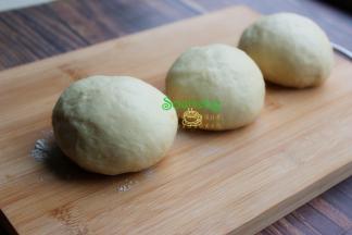 把发酵好的面团，挤出面团内的空气，分成三等分揉搓成光滑的小团，