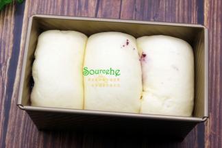 吐司盒放在室温38度，湿度85%的条件下进行最后一次发酵