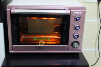 烤箱预热，上下火，中层，185度，35分钟，烤到表面金黄色即可出炉。