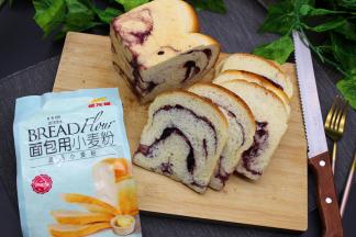 烤好吐司冷却到不烫手，倒扣脱模，把吐司放到烤网加架上继续冷却。冷却好的面包，切片，蓝莓果酱吐司就做好了，香甜美味，很好吃。