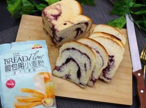 烤好吐司冷却到不烫手，倒扣脱模，把吐司放到烤网加架上继续冷却。冷却好的面包，切片，蓝莓果酱吐司就做好了，香甜美味，很好吃。