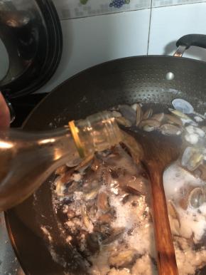 倒入料酒去腥，待花甲打开后捞起