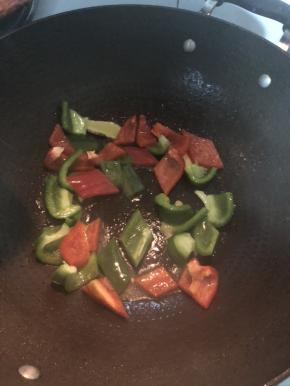 接着放入彩椒翻炒均匀