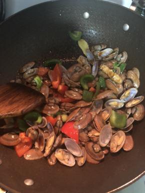 各种材料混合翻炒入味即可出锅