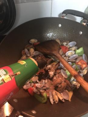 加入蚝油调味