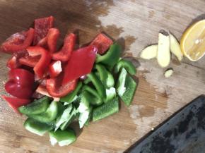 青红椒切块，另切一块姜备用
