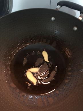 锅内烧热油，放入姜片炒香