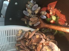 接着倒入花甲翻炒