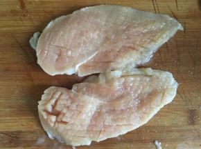 鸡胸肉从中间剖成两片，用到横竖切纹路。