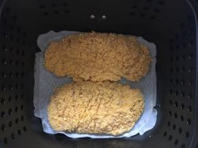 纽维福空气炸锅烤网上面铺一层油纸，把鸡胸肉放上。