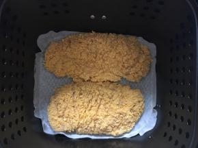 纽维福空气炸锅烤网上面铺一层油纸，把鸡胸肉放上。