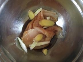 把鸡胸肉放入盆中，倒入料酒、生抽、盐、白糖、淀粉和葱姜，用手抓匀了盖上保鲜膜放冰箱冷藏腌制2小时以上。