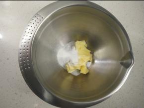 无盐黄油室温软化，加入糖粉和盐。