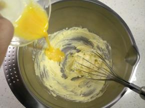 分次加入蛋液，每次搅打均匀再加下次。