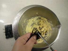 将海苔剪碎拌匀。