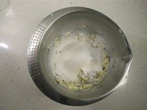 筛入低粉、玉米淀粉和泡打粉。