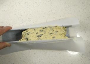 将面团放入饼干模具里，整形压实，将两端也整齐。