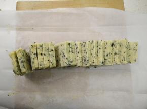 放入冰箱冷冻1小时左右，直到饼干冻硬，用刀切成厚片。