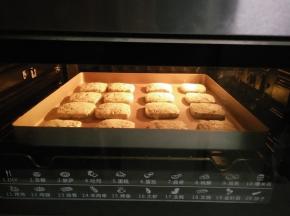 放入预热好的烤箱上下160度，烘烤17分钟，表面微黄即可。