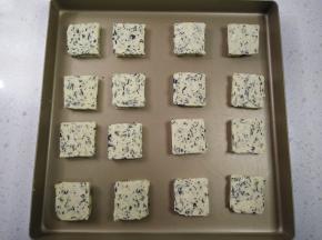 摆入烤盘，每片中间要预留一些位置，防止饼干膨胀粘连。