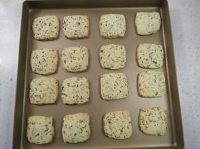 饼干出炉还有些软，完全放凉再密封保存。