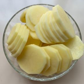 2、土豆，洗净去皮，切片，上锅蒸。