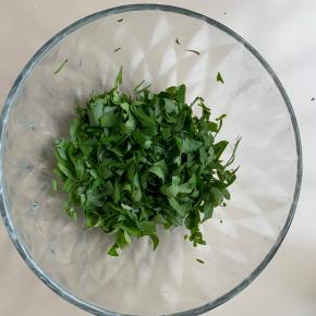 3、芹菜叶用剪刀剪碎。