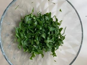 3、芹菜叶用剪刀剪碎。